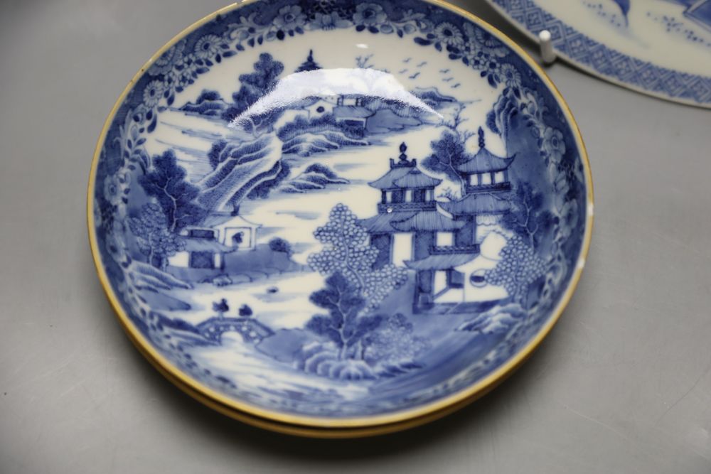 Two pairs of Chinese blue and white dishes, diameter 25cm